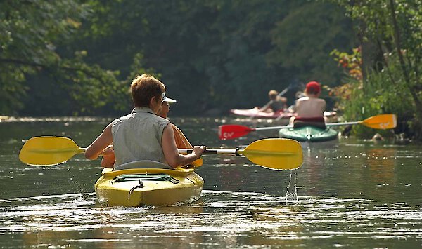 Kanufahren auf dem Regen im Bayerischen Wald - © Shutterstock Kanufahren auf dem Regen im Bayerischen Wald - © Shutterstock